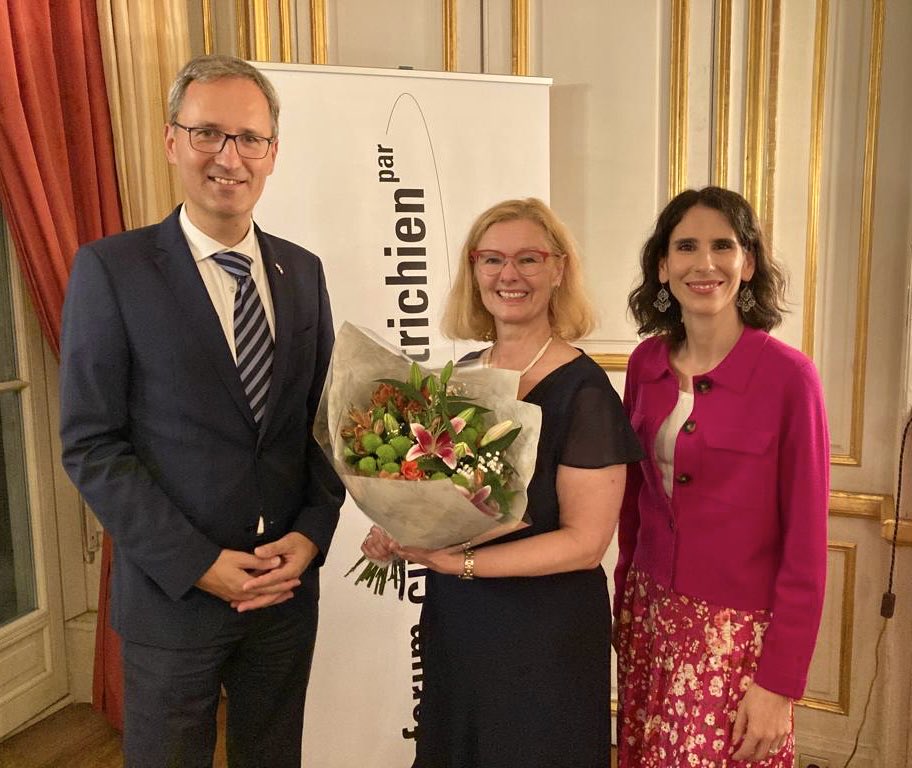 Wechsel an der Spitze des 🇦🇹 ⁦<a href="/acfparis/">@austrocult</a>⁩ : Nach 4 Jahren in Paris zieht ⁦<a href="/MarinaChrystoph/">Marina Chrystoph</a>⁩ weiter - Merci für viele tolle Projekte unter tw. schwierigen Umständen und alles Gute in Zagreb! Herzlich willkommen ⁦<a href="/j_thallinger/">Julia Thallinger</a>⁩ , die demnächst die Leitung übernimmt