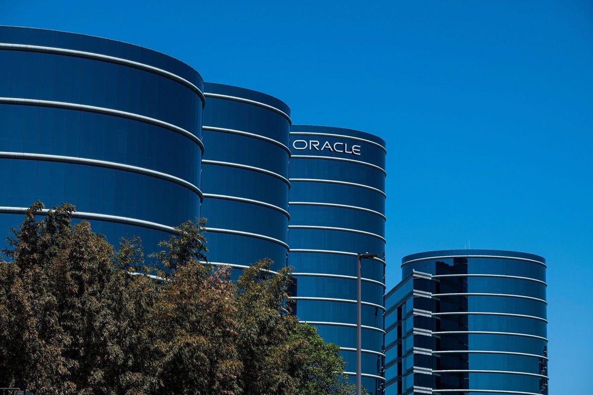 _Alexvida's tweet image. 📉 Oracle takes a steep dive! Shares plummet 12%, marking the largest drop since 2002. Oracle shares still up 34% YTD, outpacing S&amp;amp;P 500. Weak revenue guidance leaves investors jittery. Rollercoaster ride continues! 🎢 💸 #OracleStock #StockMarket $ORCL #Oracle #Stock #Trading