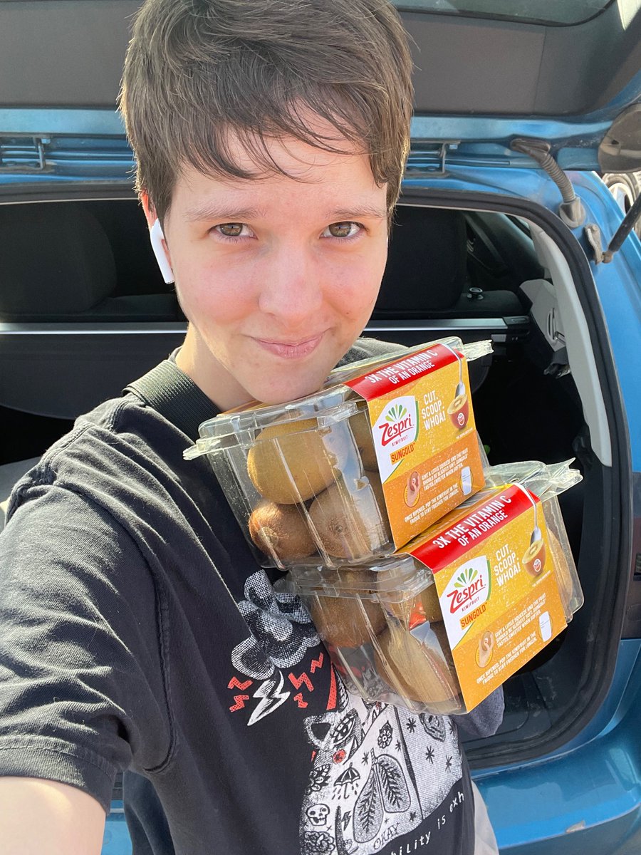 aschieuer's tweet image. Living every day with SunGold kiwis like it’s my last 🥺