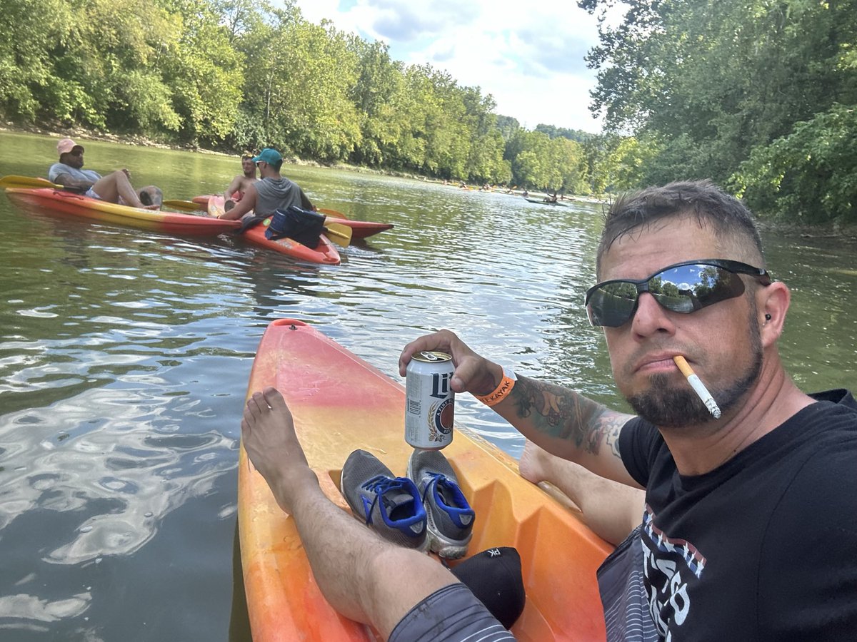 Well…
Maybe… im starting to think, and maybe my life actually is interesting.
This year has been rough on me but I’m not done yet.
I’ve quit liquor over 4 weeks ago and it has changed my life. 
I’ve been on the bottle every day for the last 3<4 years. 
I needed this change 💫