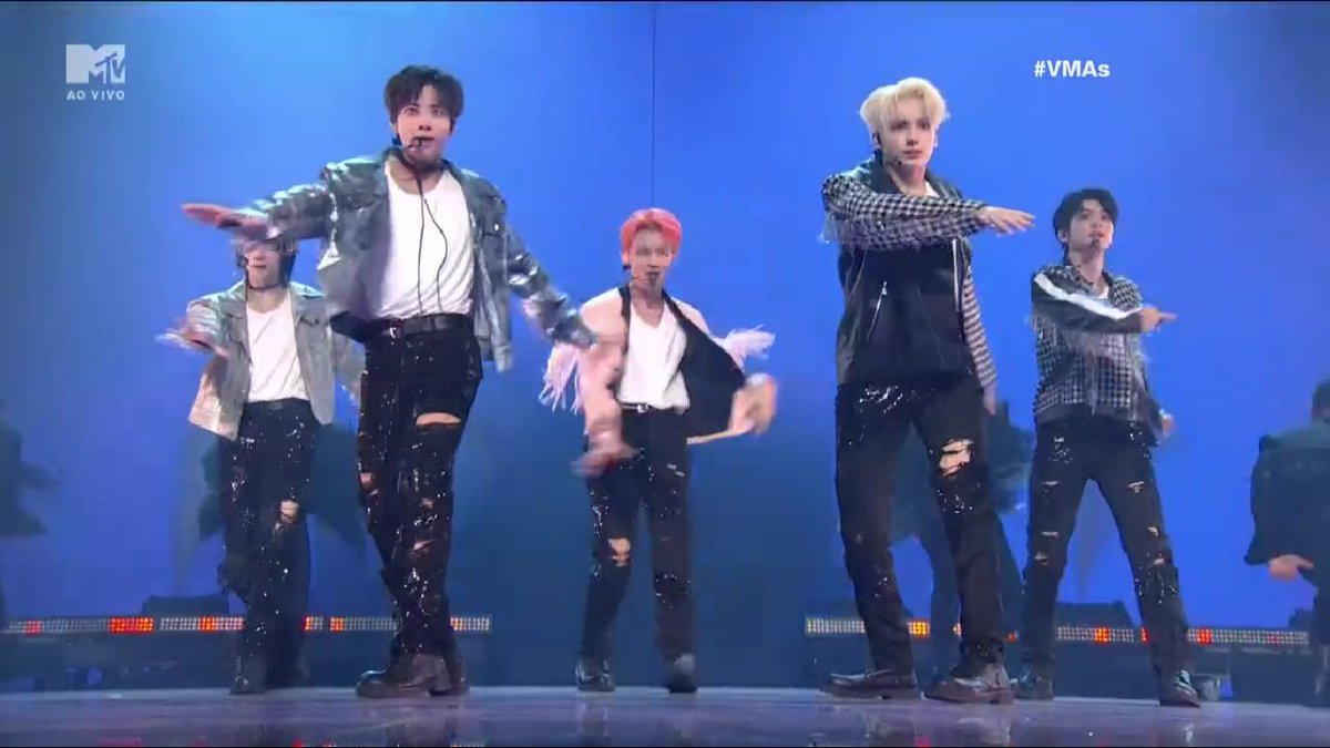 tracklist's tweet photo. QUEBRARAM TUDO! TXT e Anitta cantando a colaboração inédita "Back For More" no #VMAs https://t.co/41kKGDjIx4