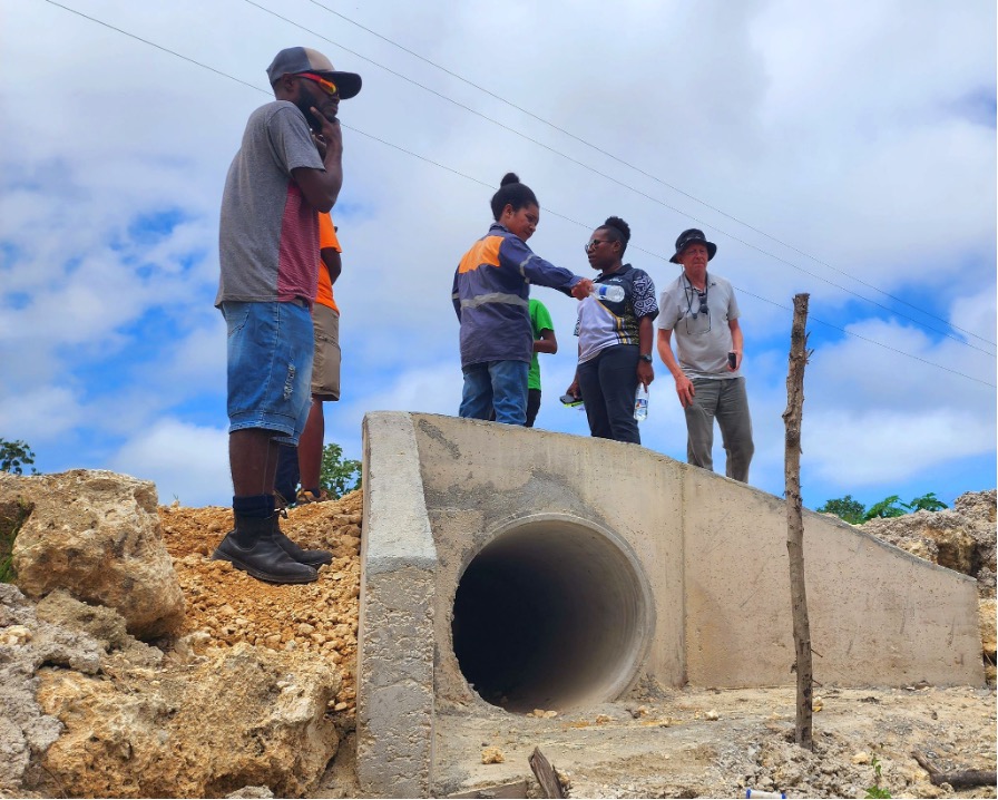 SprepChannel's tweet photo. Vanuatu’s transport sector has taken a big step forward with the launch of the Vanuatu Road Design Guide. Find out more ➡️ https://t.co/XDFFi3IGFT
#ResilientPacific #VanKIRAP #vanuatu https://t.co/WUueGwYkZF
