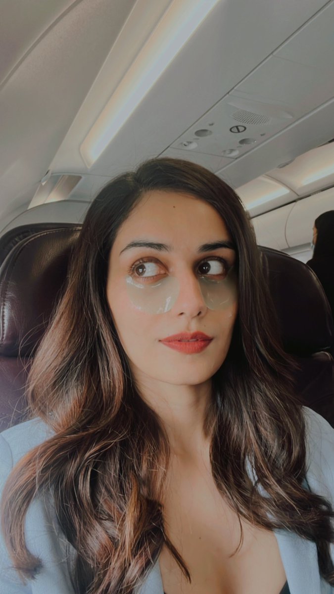 ManushiChhillar's tweet photo. Under eyes and me juggling life 🤪🤪
#PromotionDiaries #TheGreatIndianFamily https://t.co/JGA5Th3KkC