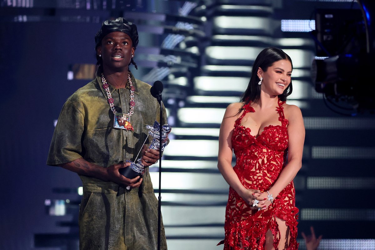 MTV's tweet photo. Congratulations are in order! ✨ @heisrema &amp; @selenagomez take home the #VMA for Best Afrobeats  for their smash-hit, 'Calm Down' 🙌 https://t.co/VsBTxFtdsm