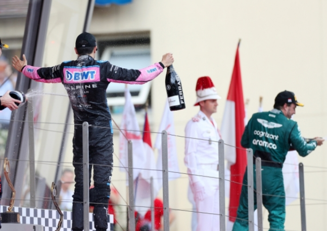 Formula0_versee's tweet photo. OSCAR PIASTRI FAZ A CORRIDA DOS SONHOS E 
  VENCE O GRANDE PREMIO DA ARABIA SAUDITA!!

@Oscar_formula0 VENCE SUA 2 CORRIDA NA CARREIRA APOS UMA DISPUTA EMBLEMATICA COM @ThoPourchafan ONDE AMBOS EMPATAM NO CAMPEONATO DE PILOTOS!!!

Numa corrida incrível @drugovichdaF0 ainda vai abraçar seu companheiro mesmo após ter perdido o pódio para o rápido @Yuki_Fzero na ultima volta!!

Lundgaard, Chadwick e Martins pontuam pela primeira vez na carreira!!