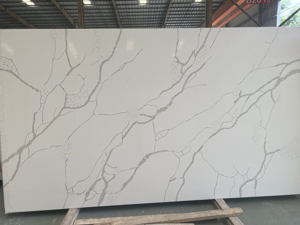 Super white Staturio Calacatta 

#staturiowhite #calacattaquartz #superwhitecalacatta #quartzstone #stonequartz #quartzstonesurfaces