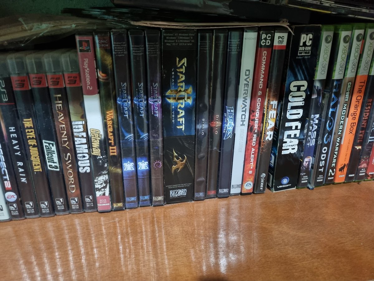 ElKin0's tweet image. Les comparto mi colección de juegos &quot;físicos&quot;de PC  y uno que otro colado de Ps3 y 360.

#Pcmaster #starcraft #blizzard #diabloIII #warcraft #Overwatch 
#ps3 #xbox360