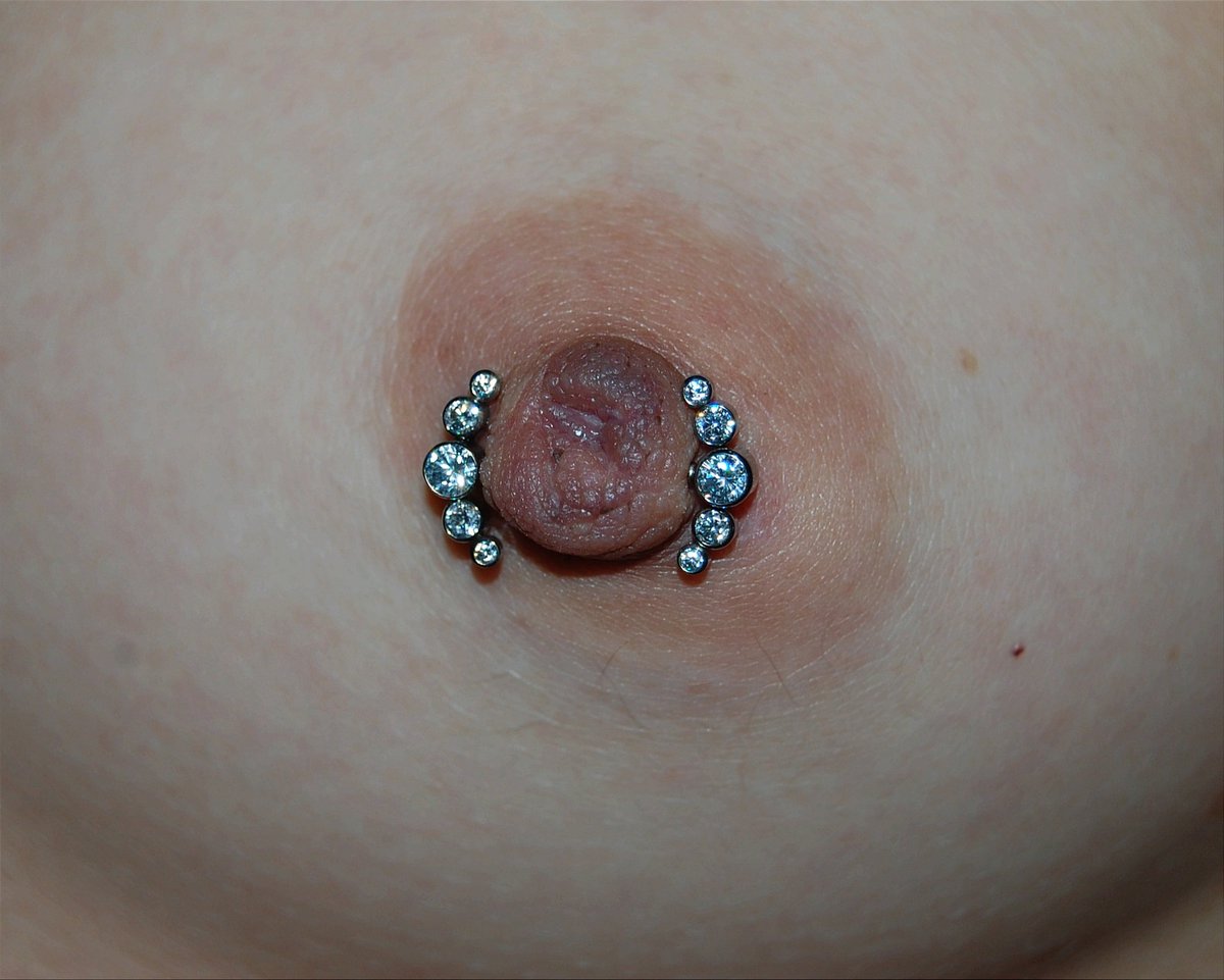 CaOsStudio_'s tweet photo. ACTUALIZACIÓN DE JOYERÍA PARA #NIPPLES PIERCING con unos hermosos barbells en titanio grado implante con cluster 5 zirconias blancas.

Procedimieto realizado @caosstudio_palmira 

#nipplepiercings#piercing#pamira https://t.co/ucz63oXYcy