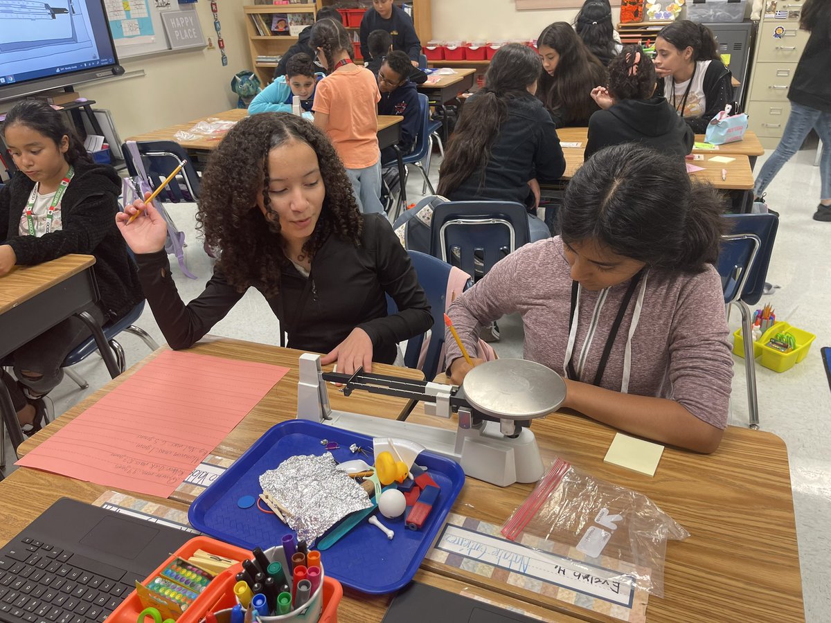 AnaPValenzuela's tweet photo. Measuring mass. I just love the video where a student is helping our new arrival, explaining to him what to do in Spanish! 💙 @Hill_AISD @AldineEsl @AldineISD @BakerDana2424 @AldineRUSH @ALL_in_Aldine https://t.co/G9uQf1ELE9