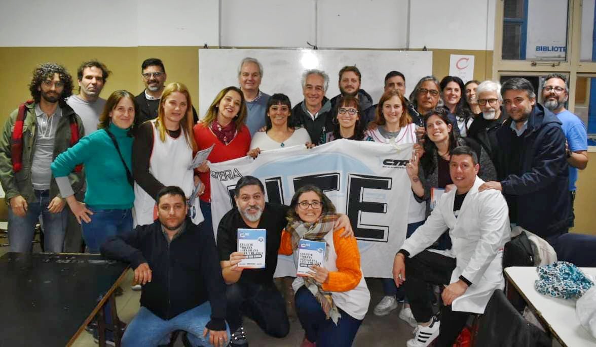 mononagutierrez's tweet photo. 🗣️• Hoy participé junto a @angegraciano y @MarceloJParra del plenario de referentes y delegados de escuelas secundarias.

Debatimos sobre las problemáticas del área, de dónde venimos y hacia dónde vamos de cara a las próximas elecciones de nuestro sindicato. https://t.co/Pjor7TchUx