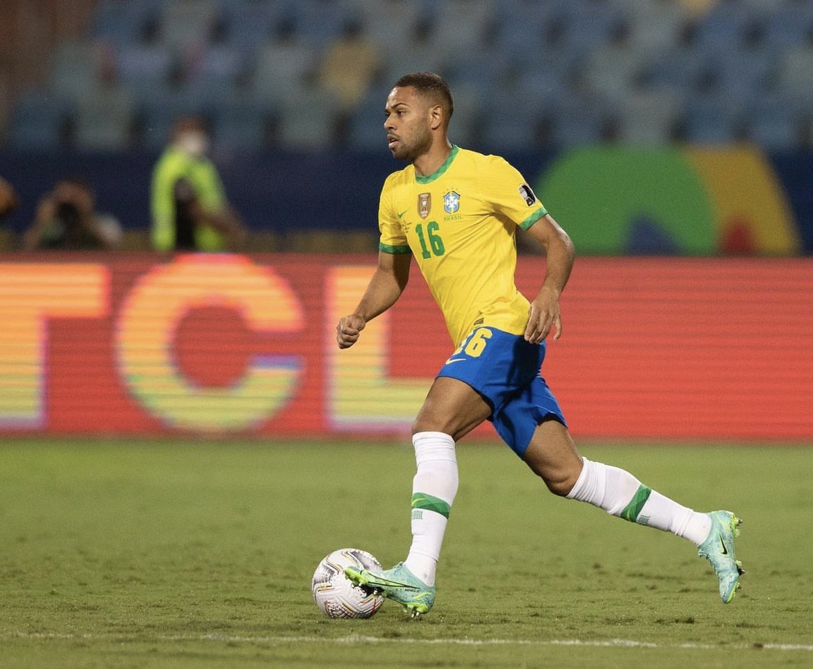 oocbrsao's tweet photo. Com todo respeito, mas esse suposto lateral esquerdo chamado Renan Lodi é péssimo 

E não pode de jeito nenhum ser titular da seleção Brasileira... https://t.co/eM4I0F4aaS