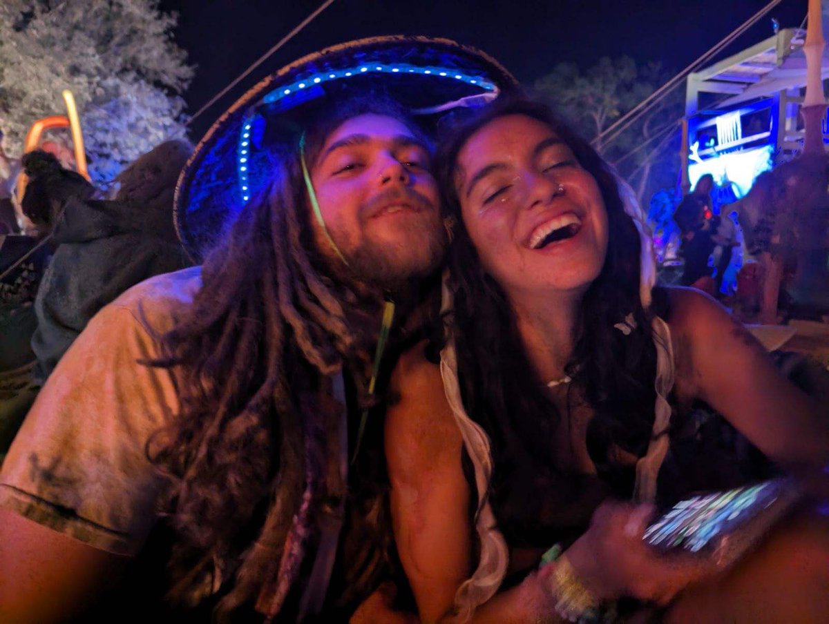 theleigoddess's tweet photo. Rollinn with the homiesss 💖😄#firstfestival https://t.co/YjaDjDrR1L