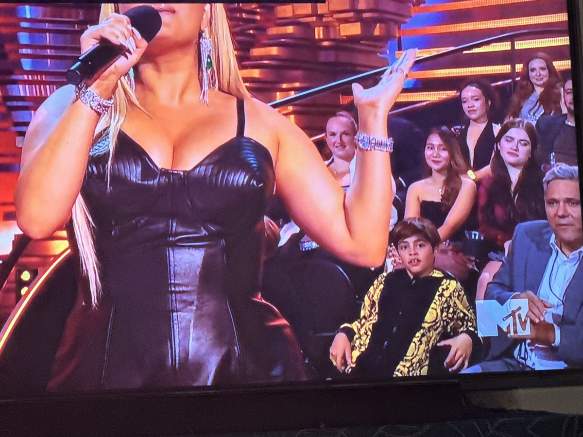 itsabatchtime's tweet photo. Busted. #VMAs #Shakira #BebeRexa 😂 https://t.co/hXp4GGumBx