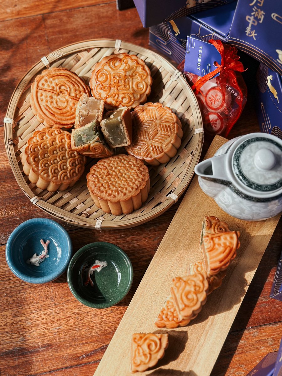 tedboybakery's tweet image. Grab your mooncake giftset now! Available at any Tedboy outlets or you can get online tedboy.com/tedboy-mooncak…

#tedboy #mooncake #giftset #midautumn