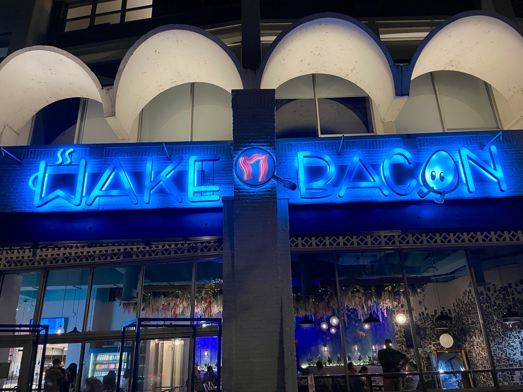 Night view. Come see it this weekend for dinner. Who are you bringing? Tag them below!

Reservations: tinyurl.com/y2as3ggp

#eatwakenbacon #explorechicago #do312 #lakeviewchicago #thrillist #eaterchicago #chicagorestaurants #weekenddinners