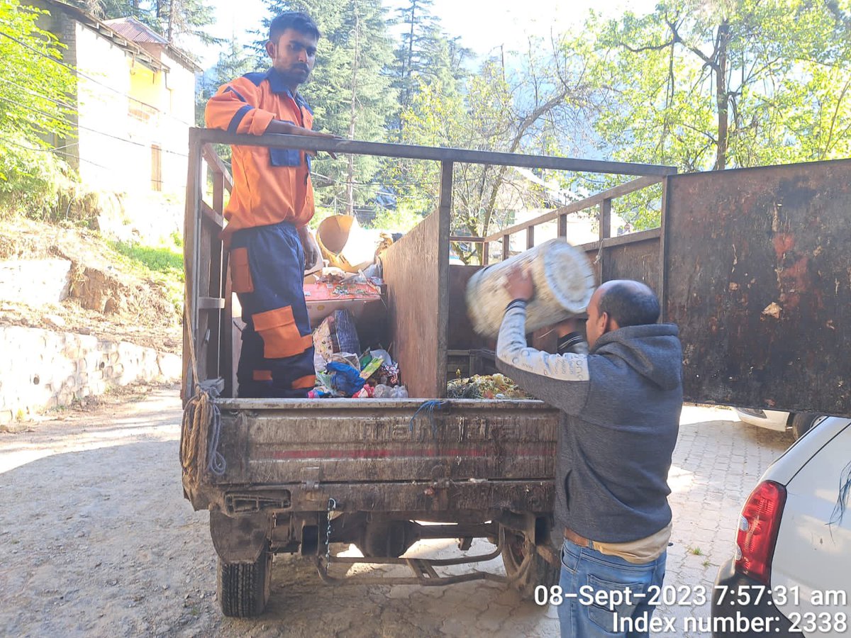 iPradeepSangwan's tweet photo. Restarted Manali waste segregation door to door 

In the first attempt we failed but this time the results are promising 

With absolute support from Municipal council Manali on the ground 

Manali will become 100% waste segregating community 

@DCKullu https://t.co/AjZxWKu2zs