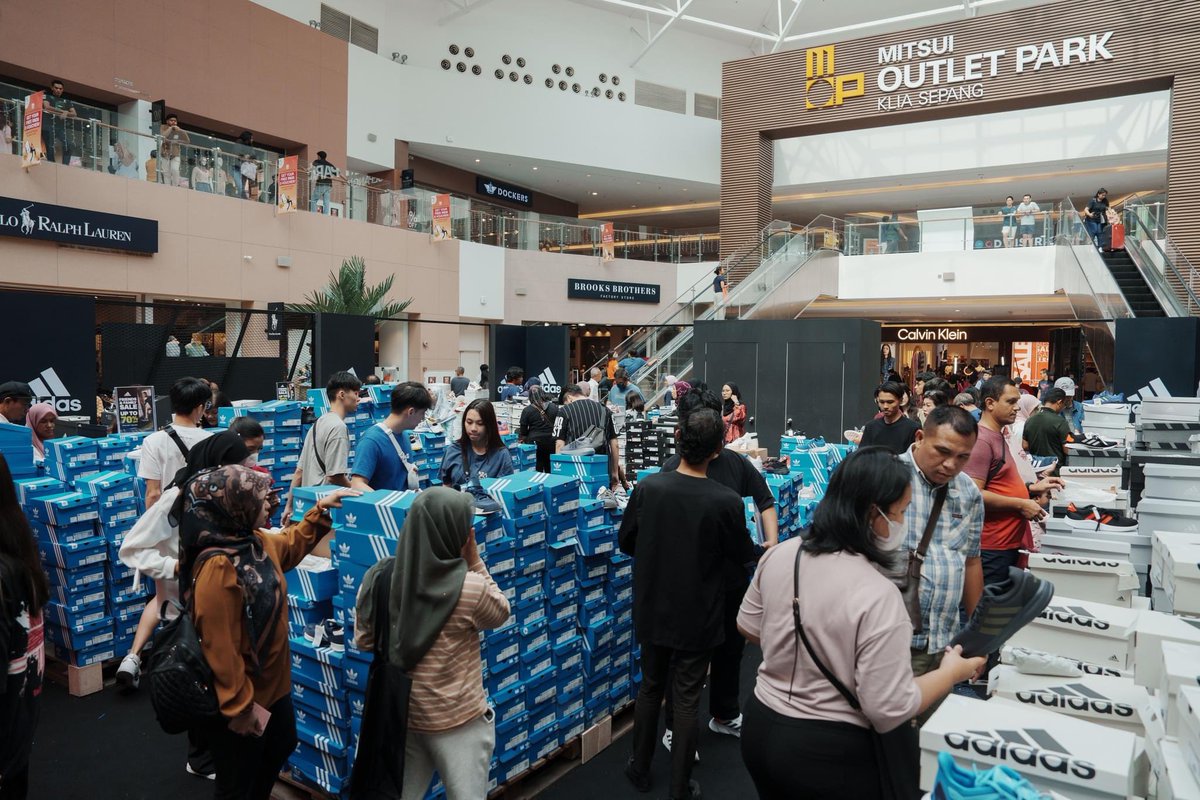 MalaysianFoods's tweet photo. Adidas Malaysia tengah menggila buat clearkan stock discount 70% !!!

Yang mana tengah mencari barang sukan, kasut sukan, badminton, kasut jogging, barangan futsal boleh la ke sini Mitsui Outlet Park KLIA Sepang. Banyak kasut berjenama murah2 je wehh!

Adidas Malaysia
📍Sunshine Square, Ground Floor, Mitsui Outlet Park KLIA Sepang