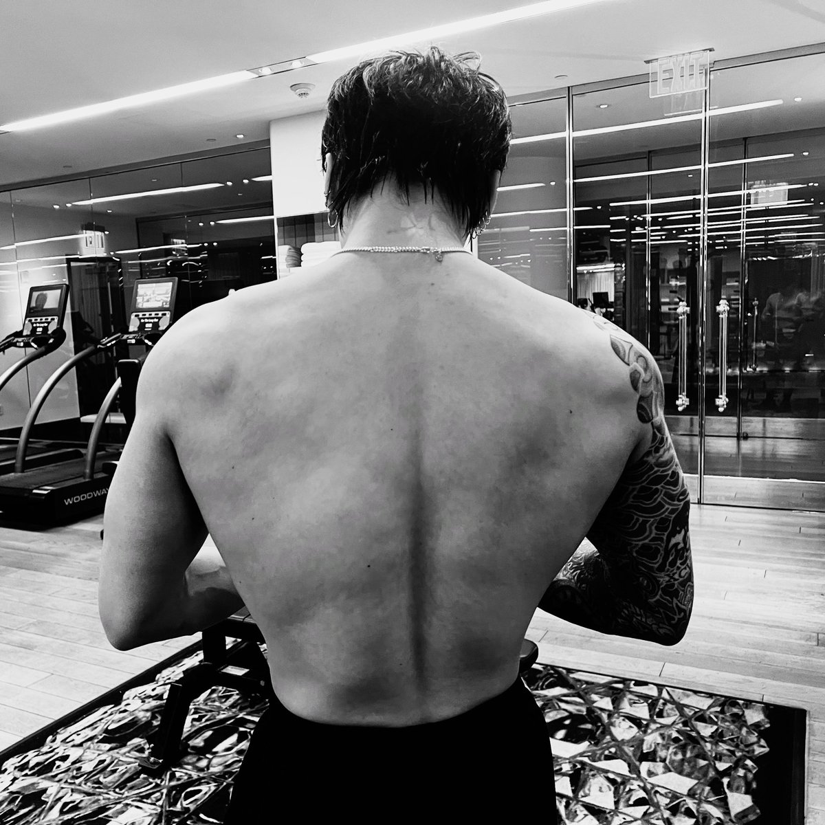kkukstudio's tweet photo. i can see his very broad pectorals https://t.co/TKXGhgbuLf