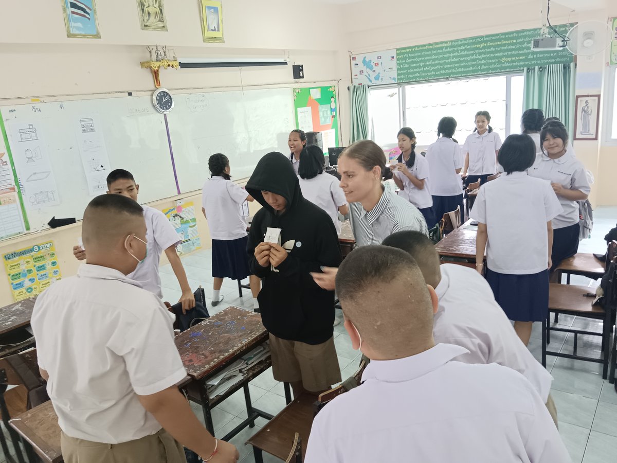 Yesterday our current TEFL trainees completed their 1st OTP at Wat (Temple) Chiang Yuen School, Chiang Mai teaching primary age students. OTPs consolidate classroom skills and develop confidence; effective training leads to effective teaching. #teflthailand #onsitetraining