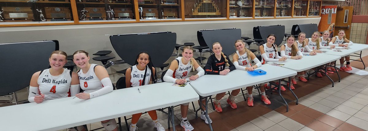SyleaSykes's tweet photo. Autograph night after our Varsity game!!! So fun seeing all the younger kids be excited!! 🖤🏐🧡 https://t.co/tEbiQgh1N1