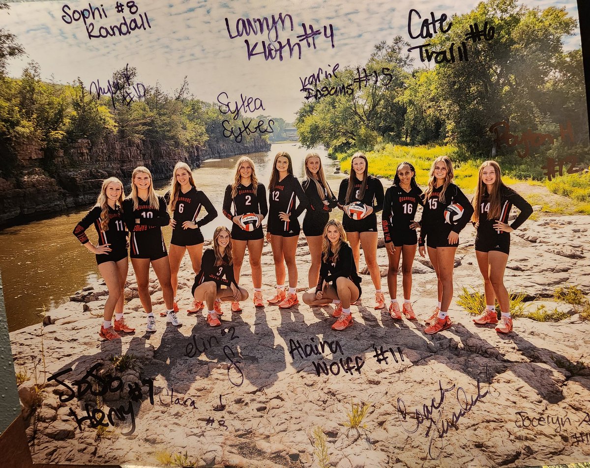 Autograph night after our Varsity game!!! So fun seeing all the younger kids be excited!! 🖤🏐🧡