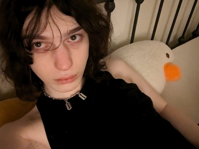 chilling w banana duck https://t.co/rSXqU8F05m