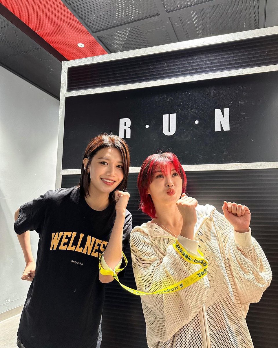 sycstagram's tweet photo. [INSTAGRAM POST] sooyoungchoi: 

어울림마라톤을 응원하는 @/aiki_kr @/lavieenbluu @/oneshot.hs @/kwon_jo @/jaehwan0527 #이현 님과🫶
시각장애인과 함께하는 #어울림마라톤 3일 앞으로 다가왔습니다🏃🏻‍♀️♥️ #함께달려요 #어울림마라톤대회 https://t.co/M83720yyWJ