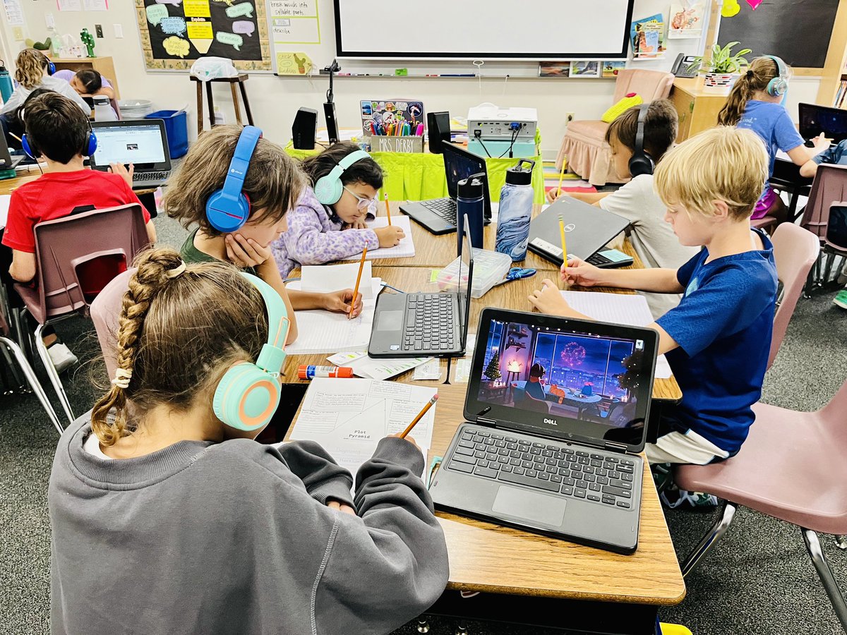 SREStallions's tweet photo. Planning to optimize the student experience by providing choice to develop expert learners. Instead of listening to music as a whole class, students used headphones and also had the choice of three different music styles. So excited for our #choicechallenge! https://t.co/AUOVuLb83S