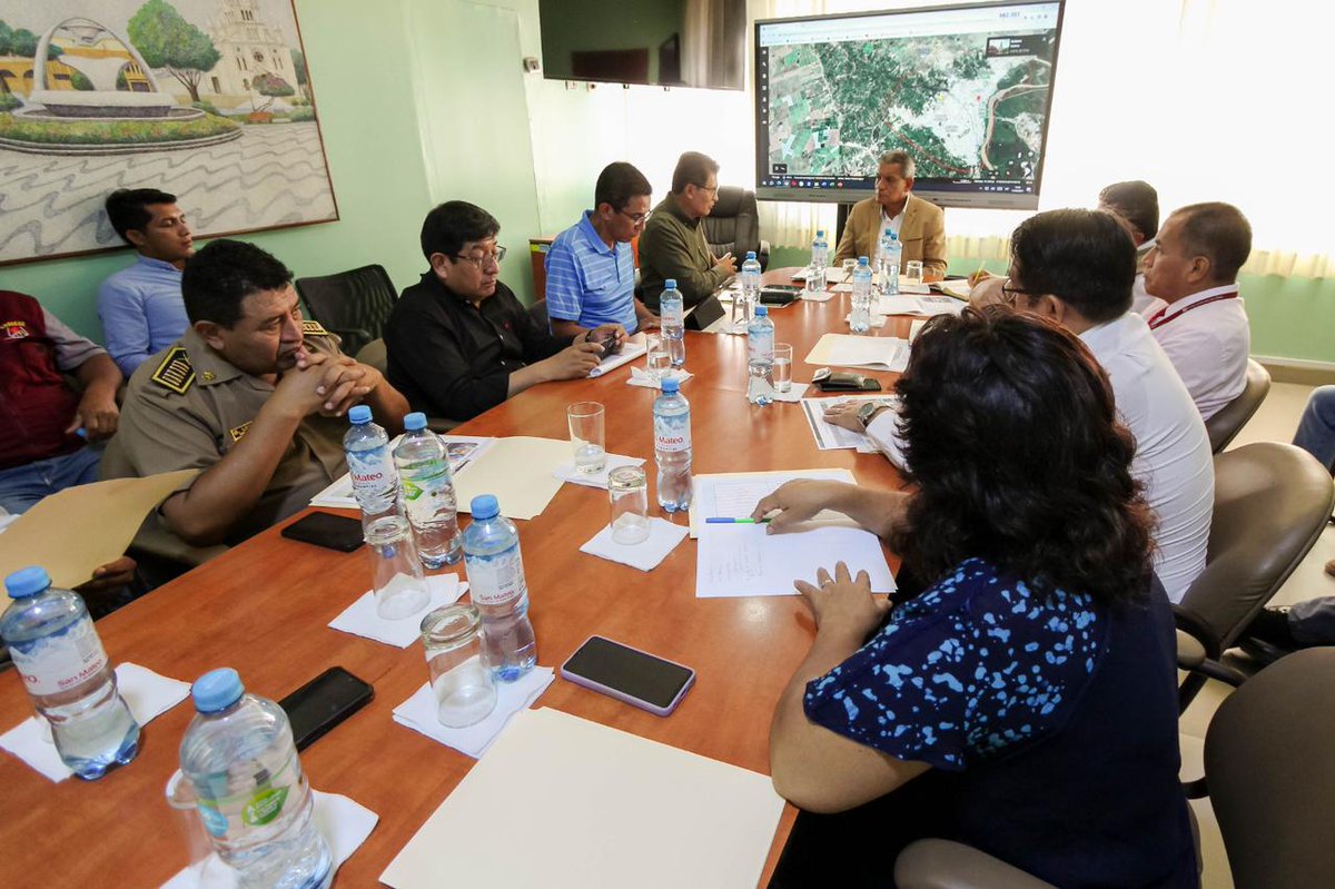 MininterPeru's tweet photo. La autoridad del #Mininter participó en el #Coresec de Piura junto al gobernador regional Luis Neyra. Se informó sobre la intensificación del patrullaje, el trabajo con @Barrio_Seguro y acordaron implementar acciones en favor de la operatividad de la @PoliciaPeru. https://t.co/uVViEwjqr6