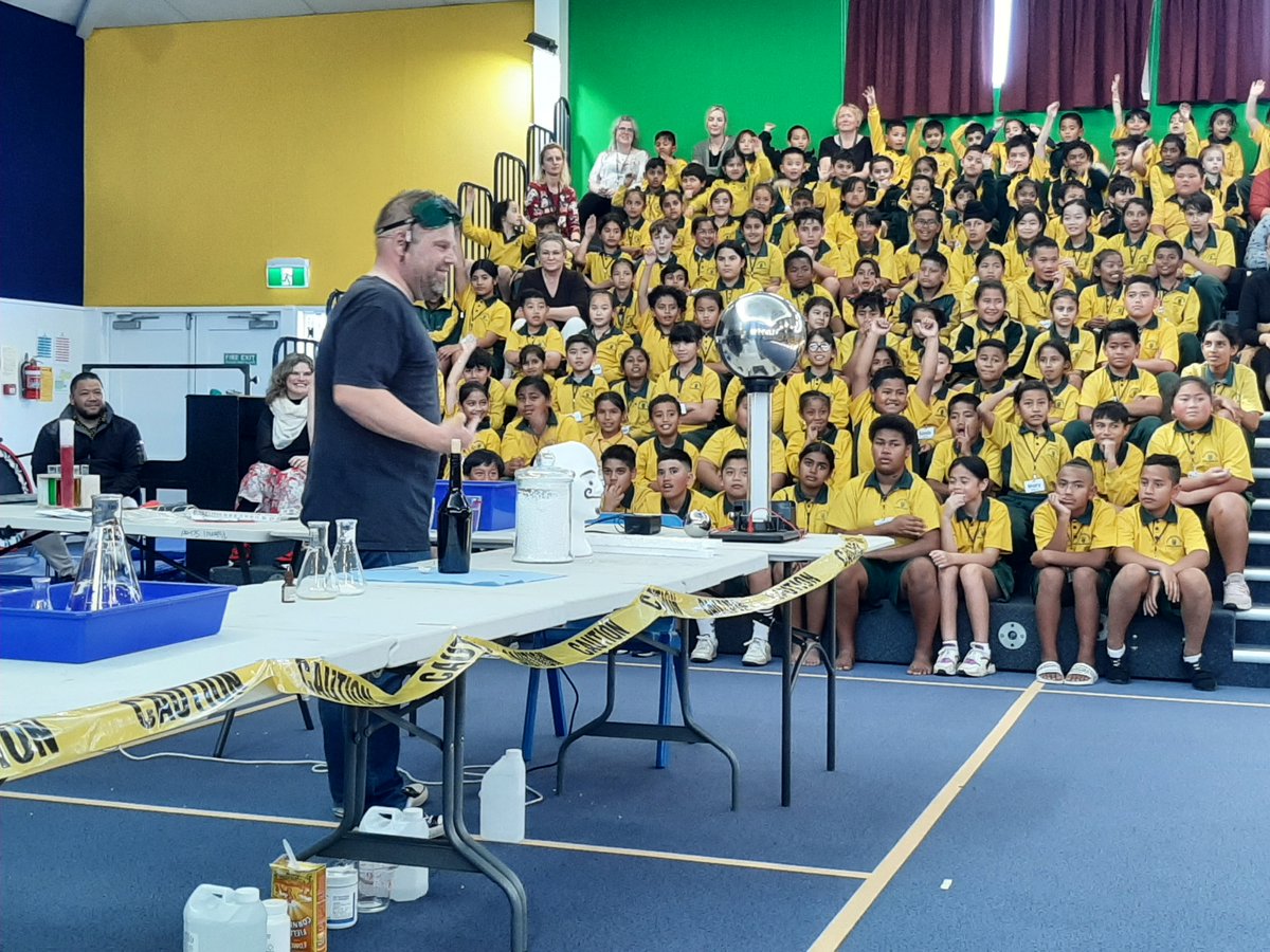 PuhinuiS's tweet photo. We were lucky enough to be able to finish our SUPER SCIENCE week with a special science assembly with Mr. Read!

We saw bubbles, fizzles, cracks and pops!

What a fun way to end science this term with a big BANG 🧪🧪🧪🤯🤯🤯 https://t.co/RErVhRz4cA