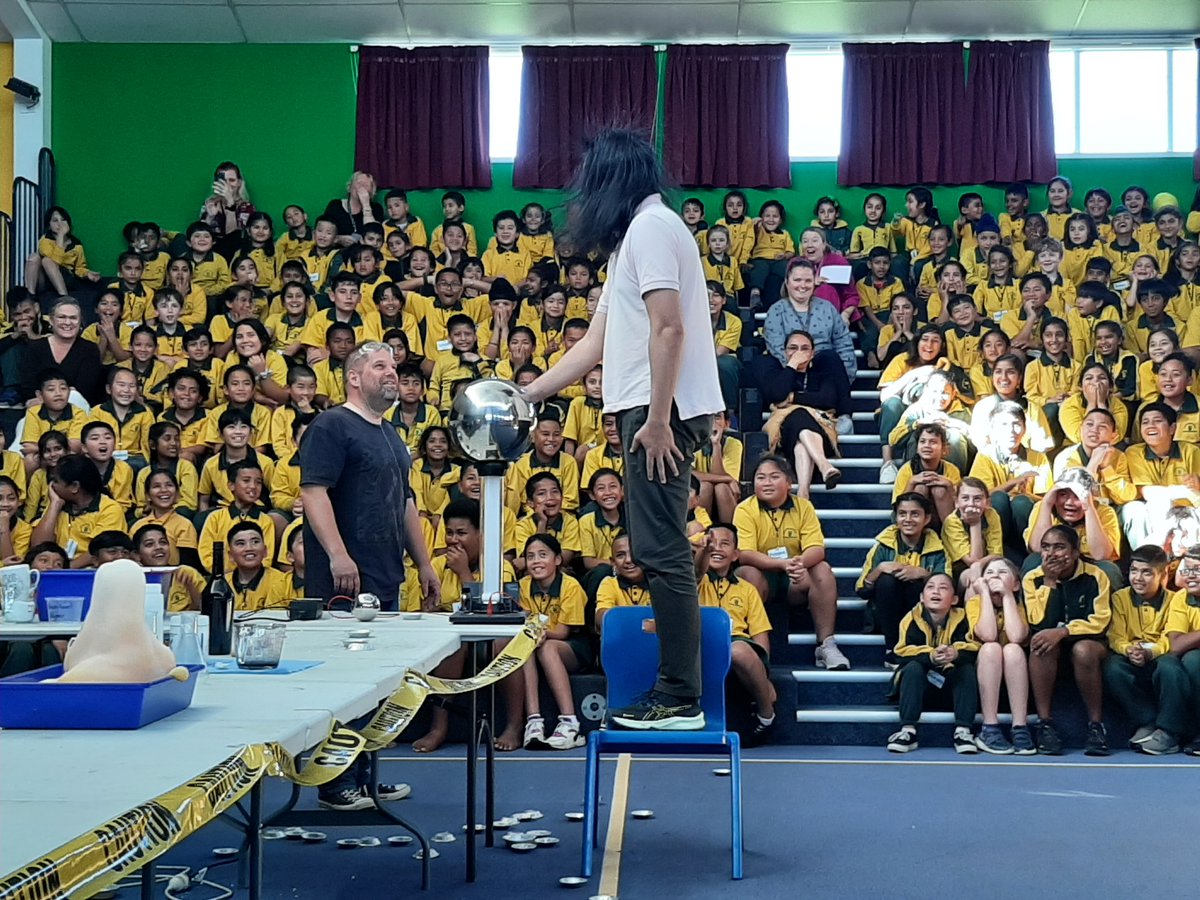 PuhinuiS's tweet photo. We were lucky enough to be able to finish our SUPER SCIENCE week with a special science assembly with Mr. Read!

We saw bubbles, fizzles, cracks and pops!

What a fun way to end science this term with a big BANG 🧪🧪🧪🤯🤯🤯 https://t.co/RErVhRz4cA