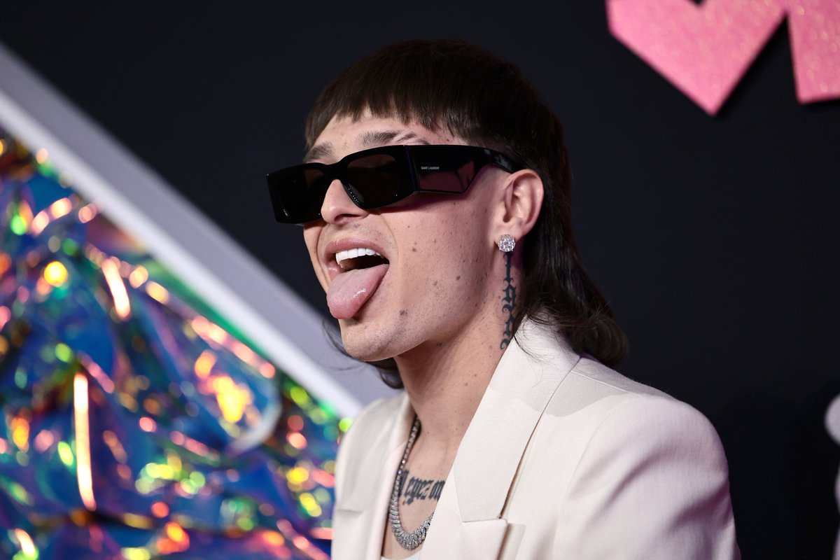 MTV's tweet photo. Making his #VMAs debut, it's @_PesoPluma! 👅 https://t.co/gMFK7p2tzA