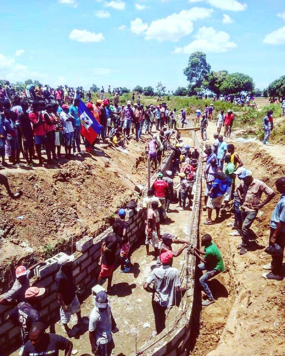 thelemarque21's tweet photo. Otorite nan pays dayiti ap fè gwo rankont ake direktè  depatmantal polis nò à pou  wè kòman pou  yo al kraze kanal  la ki koz Abinader fache ake  papa gang ARIEL HENRY  an ..pèp ayisyen   pran desten nou an men... https://t.co/HndQ9sAjcH