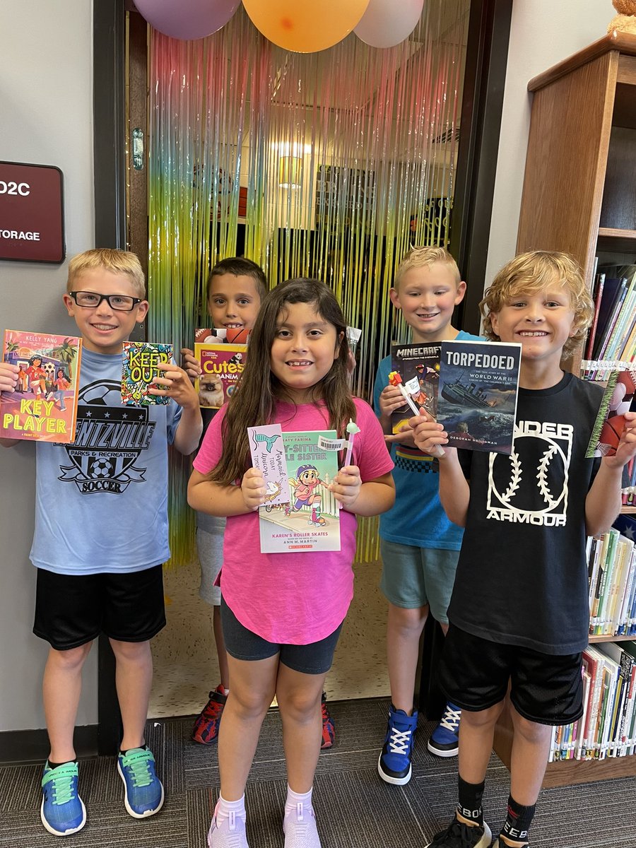 SCE_DragonsRead's tweet photo. L👀k at all these summer readers!!! 🤩 And it’s only the first day. Makes my heart so happy! (Probably as much as the prize room made them happy 🥰) Way to go!
#scesoars #libraryleaders #summerreading #prizeroom https://t.co/aPAaDGWcN0