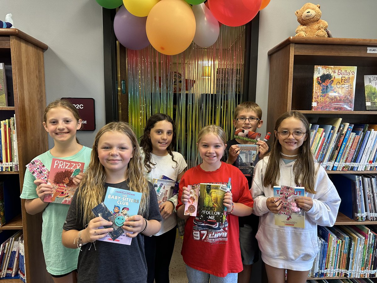 SCE_DragonsRead's tweet photo. L👀k at all these summer readers!!! 🤩 And it’s only the first day. Makes my heart so happy! (Probably as much as the prize room made them happy 🥰) Way to go!
#scesoars #libraryleaders #summerreading #prizeroom https://t.co/aPAaDGWcN0