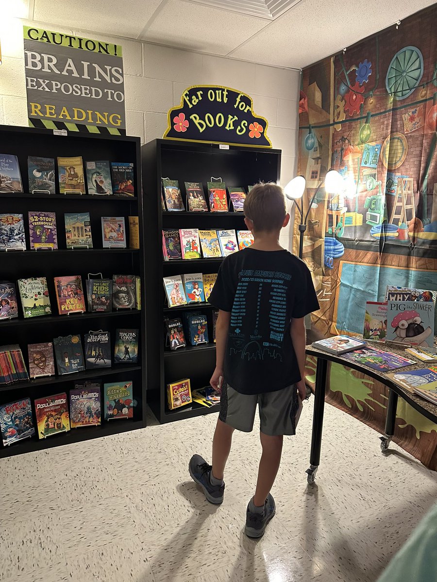 SCE_DragonsRead's tweet photo. L👀k at all these summer readers!!! 🤩 And it’s only the first day. Makes my heart so happy! (Probably as much as the prize room made them happy 🥰) Way to go!
#scesoars #libraryleaders #summerreading #prizeroom https://t.co/aPAaDGWcN0