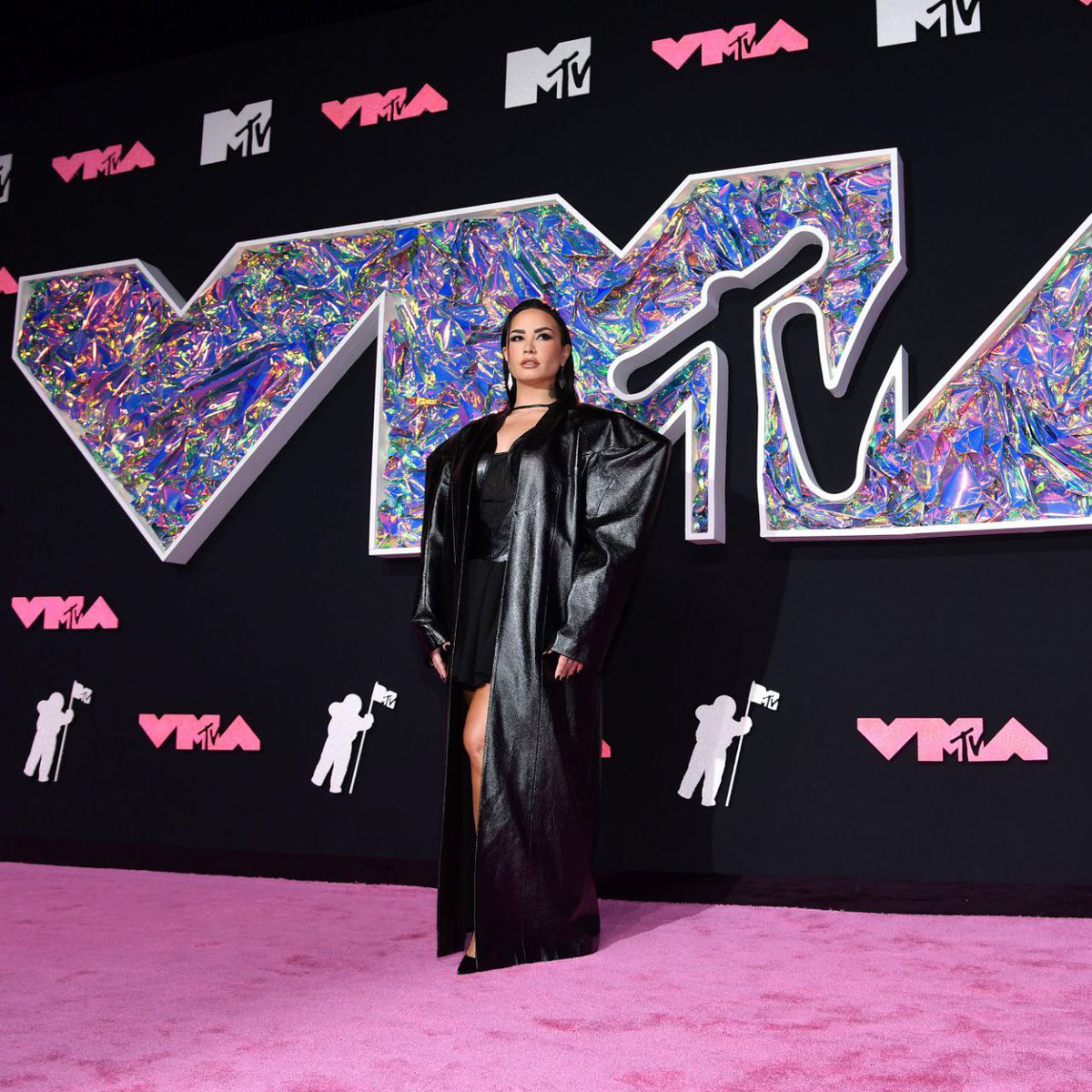 justcatchmedemi's tweet photo. Demi Lovato on the 2023 MTV Music Video Awards red carpet in Newark, NJ - September 12th https://t.co/6gDo4Zq5R1