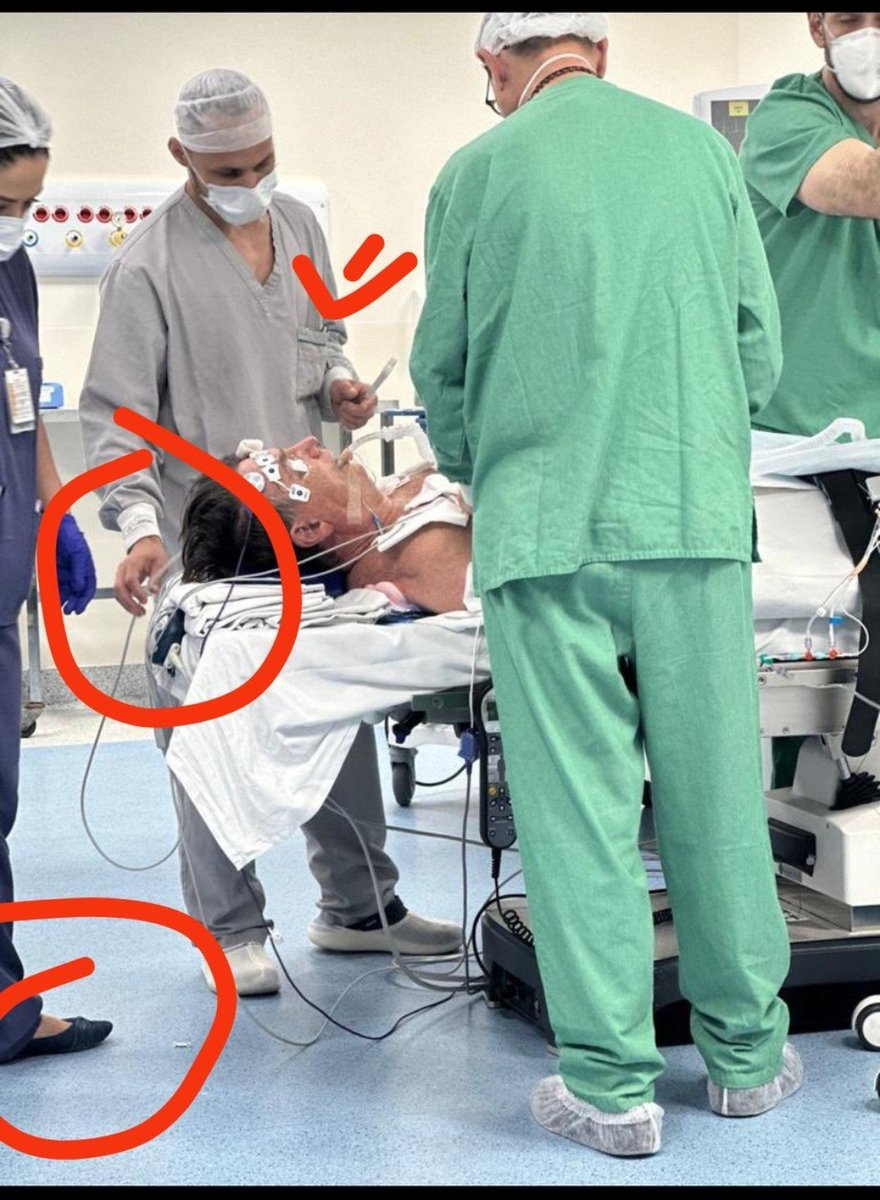 A FARSA da cirurgia:
- Cirurgião SEM LUVAS;
- Pessoa com CALÇADO DA RUA, em pleno centro cirúrgico.
Em um hospital CINCO ESTRELAS?
Sei...