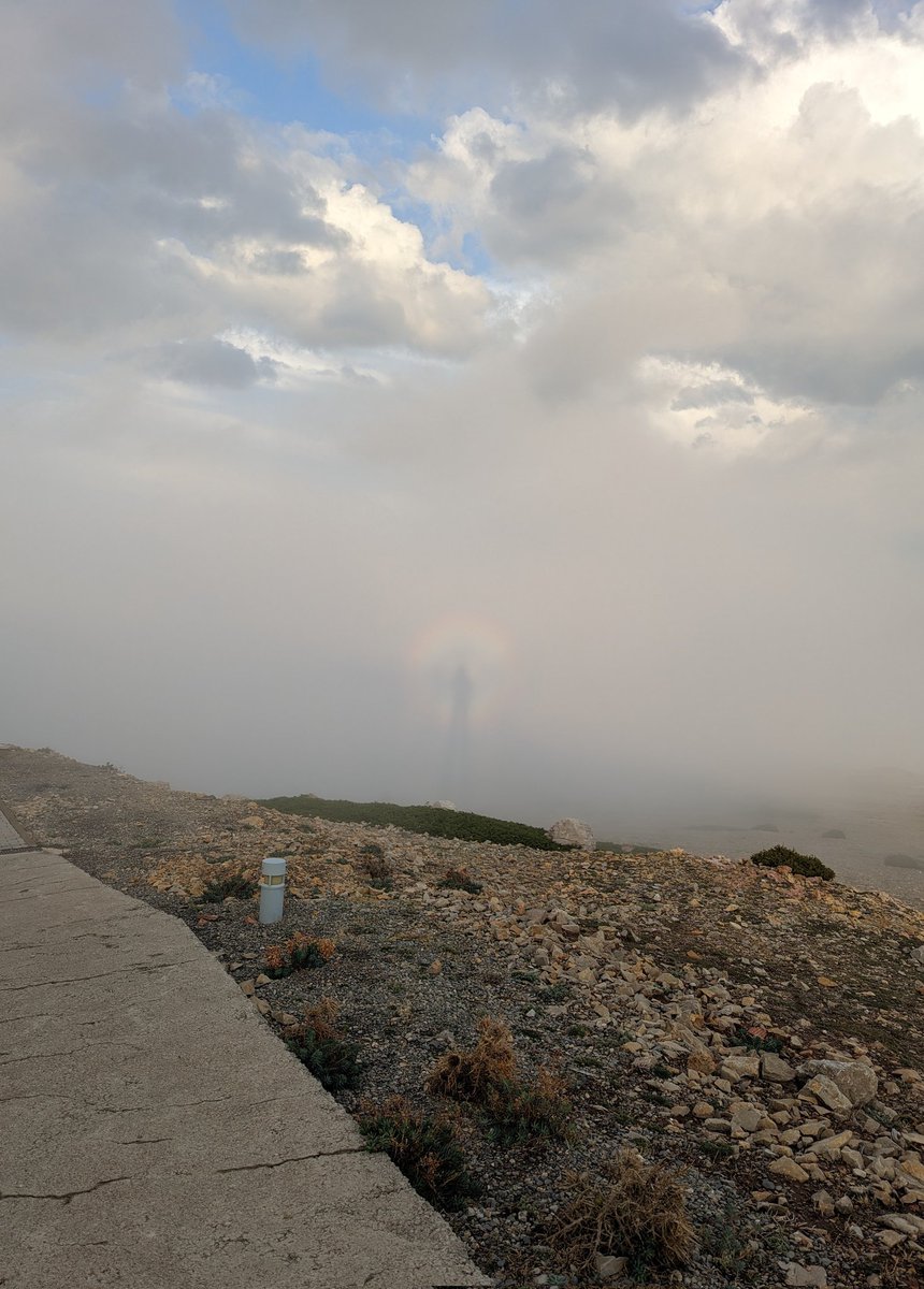 Hoy nos han llevado a ver el observatorio Astrofísico de Javalambre, en Teruel, y vaya pasada de sitio! Tremendos telescopios. Cómo mola la ciencia ✨ Y de premio, selfie dentro de un arcoiris circular