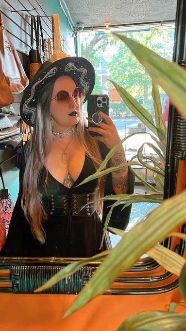 Hey Alexa, play Season of the Witch https://t.co/Zx2zRf27IU