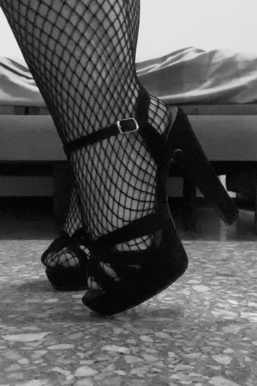 miss_sofi__'s tweet photo. vuoi essere schiacciato da una dea esigente e spietata? 
scrivimi cane! 👣💸🐕‍🦺🪱

#moneyslave #moneymiss #feet #findom #femdom https://t.co/4Sp5JqUuzv