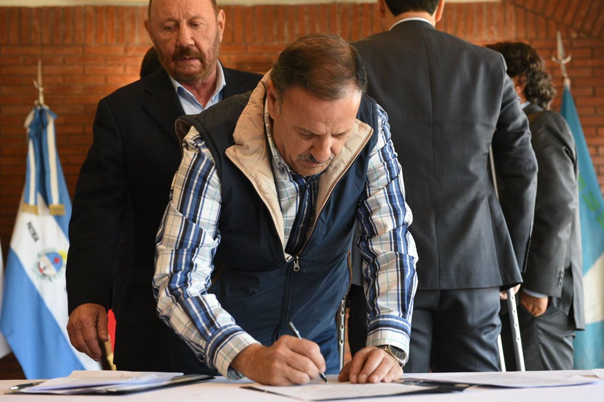 Los gobernadores del <a href="/nortegrande_ar/">Norte Grande AR</a> nos reunimos en la Casa de Salta, en Buenos Aires, para avanzar sobre un proyecto que nos permitirá generar 2.500 MW de energía solar en las provincias del norte. 
Este proyecto permitirá la reducción de tarifas, mejorando el servicio,