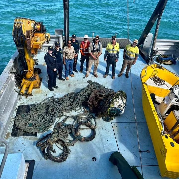 TangaroaBlue's tweet photo. 3 weeks ago a #ProjectReCon buoy was deployed on a large #ALDFG found by AMDI partners @AusBorderForce and was kept under surveillance by @SatlinkSL to ensure that it didn't disappear.
It has now been successful retrieved and the 3 tonne #ALDFG is now out of the ocean! https://t.co/nmri2jQlUh
