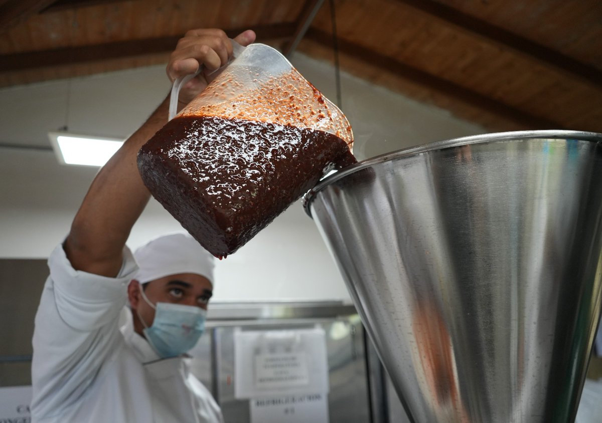 vascojuand's tweet photo. Durante las jornadas de Transformación de Alimentos hemos logrado procesar 303.3 kilogramos de excedentes de alimentos vegetales aptos para el consumo humano y producir más de 1.100 mermeladas de frutos rojos, frutos amarillos y chimichurri. https://t.co/z6jcszf15u