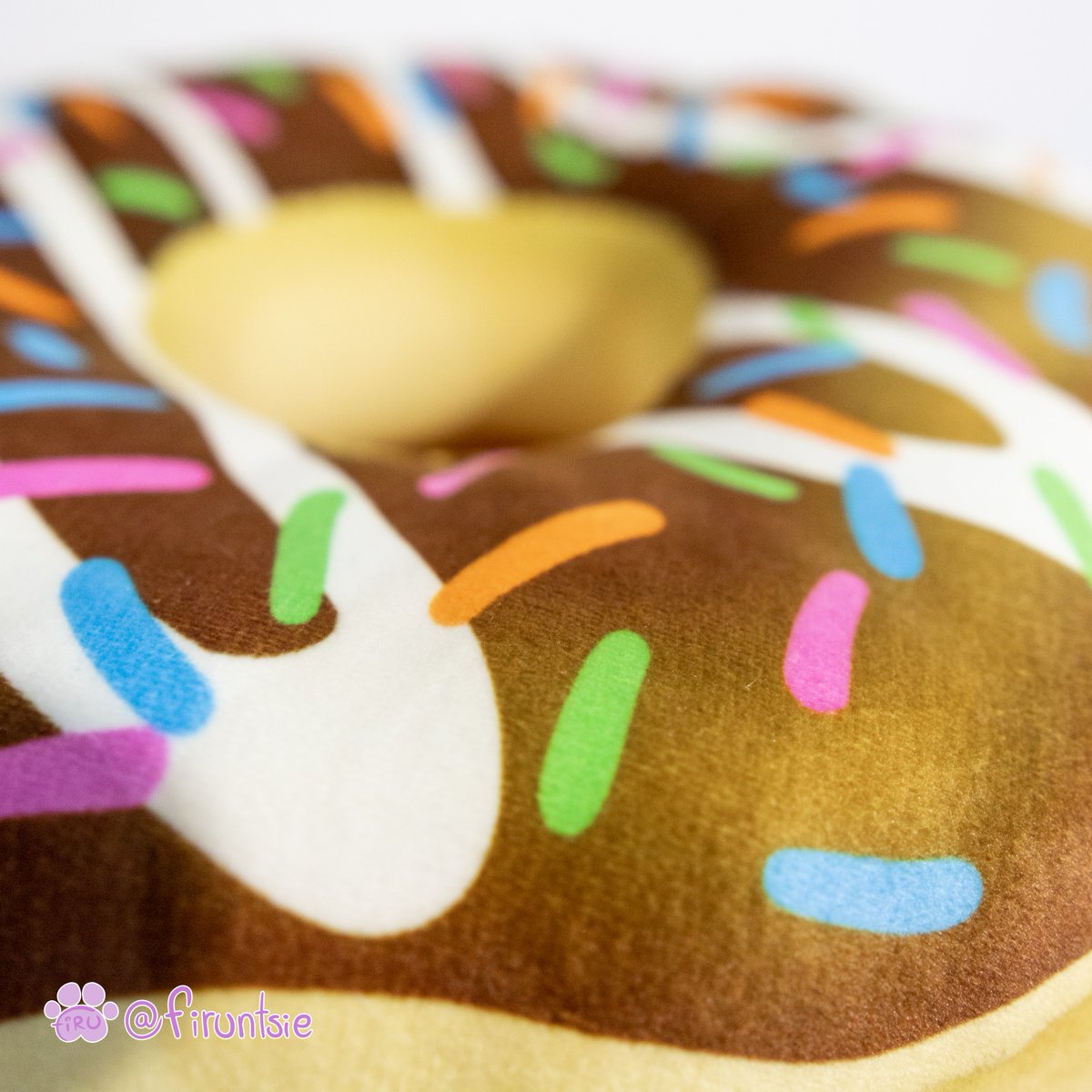 firuntsie's tweet photo. Hoy les quiero mostrar.....
Donas de peluche!! Diámetro 35 cm. Todo cosido a máquina. ¡Tela plush sublimada, suave y abrazable! :3 
#Plushie #furryart #furryprop #fursuiter https://t.co/ELuA8RgR2v