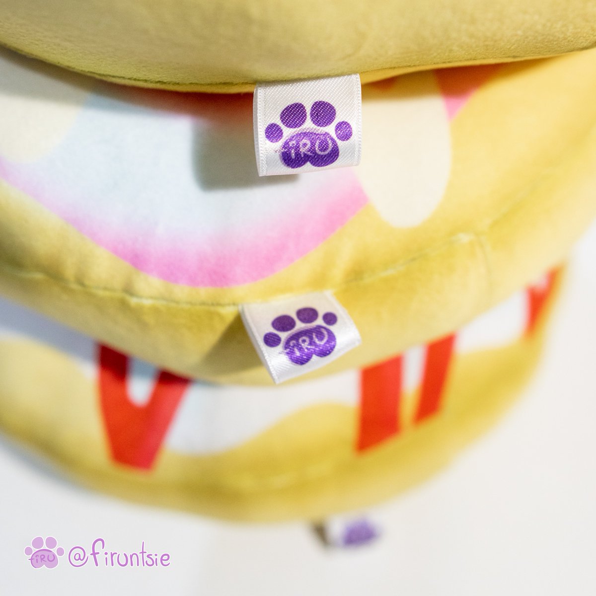 firuntsie's tweet photo. Hoy les quiero mostrar.....
Donas de peluche!! Diámetro 35 cm. Todo cosido a máquina. ¡Tela plush sublimada, suave y abrazable! :3 
#Plushie #furryart #furryprop #fursuiter https://t.co/ELuA8RgR2v