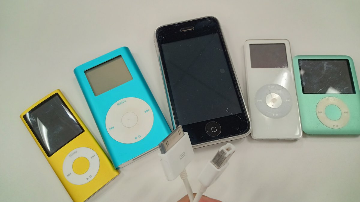 elecom_pr's tweet photo. iPhone 15、さようなLightning端子でついにUSB-Cになったわけですが、
その前にはDockという端子があってだな。 https://t.co/xKLRVqkbH1