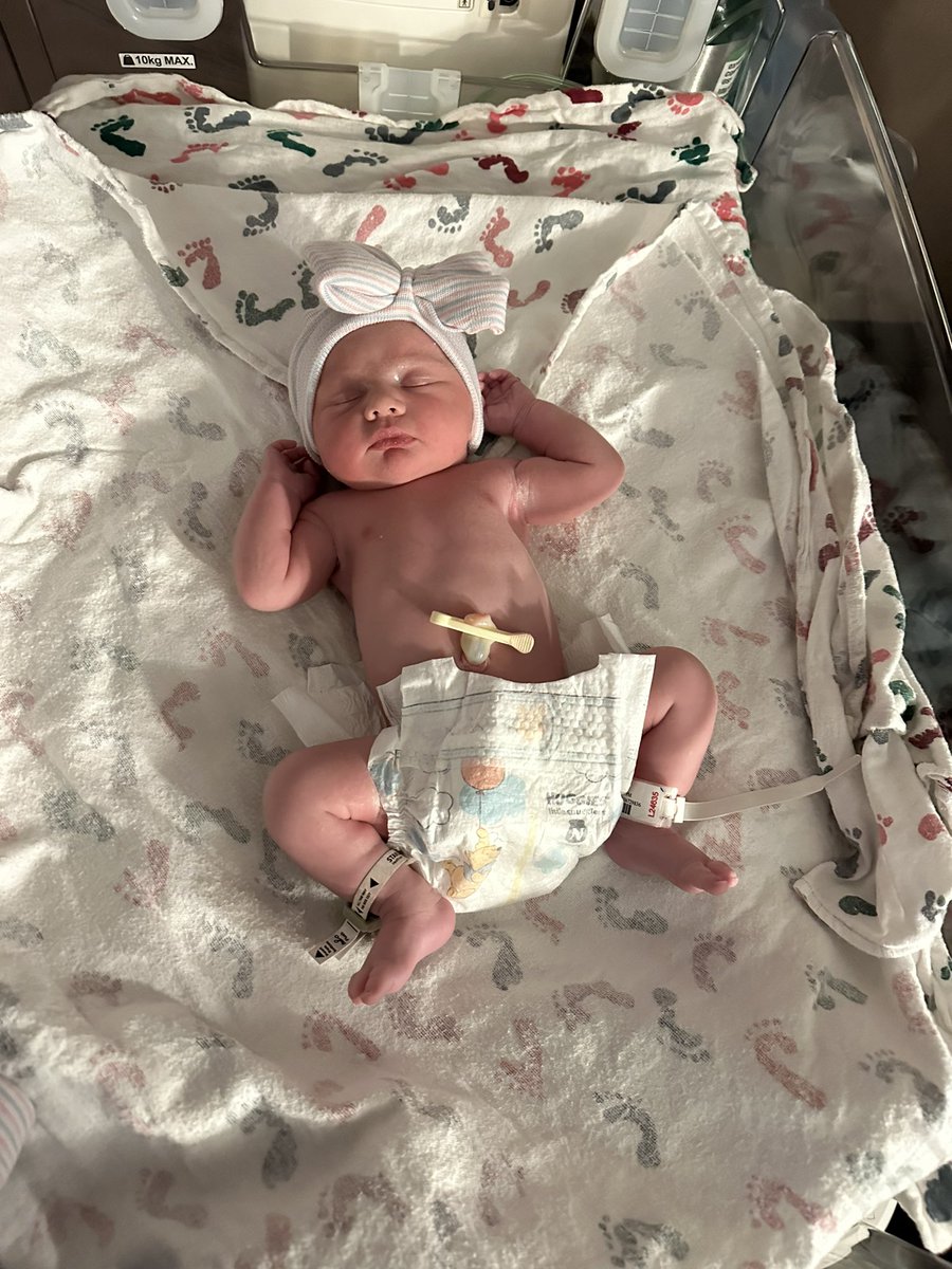 LJSummers25's tweet image. Sage Harlyn Summers born Sept 12 2023. 6 lbs 4 oz 19 inches. She’s perfectly healthy born about 4 weeks early. She is absolutely incredible and gabby is also doing well.