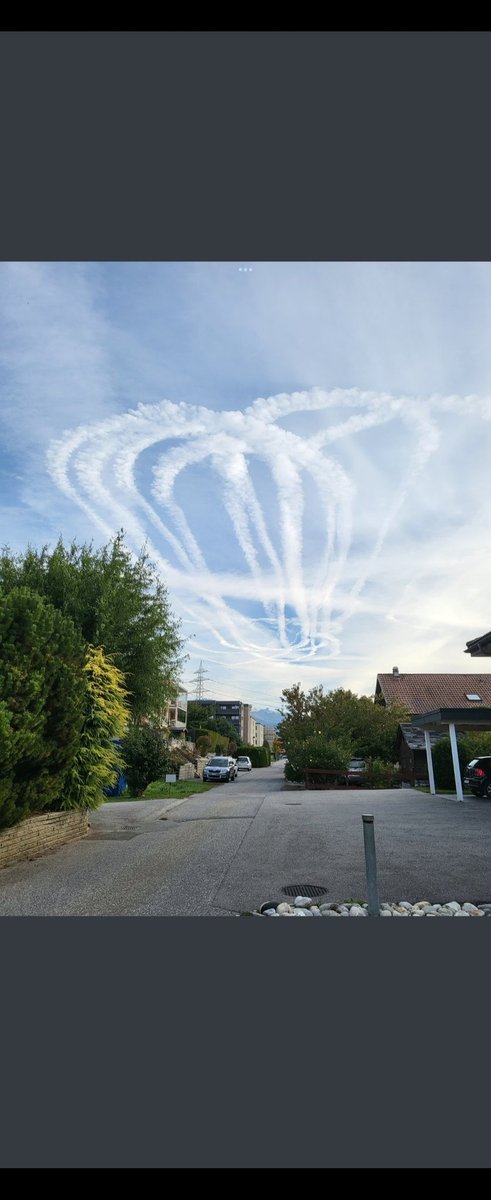 LLP_Le_Vrai's tweet photo. Mais ouiiiiii, mais bien sûuuuur, c'est une traînée de condensation d'un avion de ligne. C'est juste qu'il était bourré... https://t.co/r4i5pAiSUa