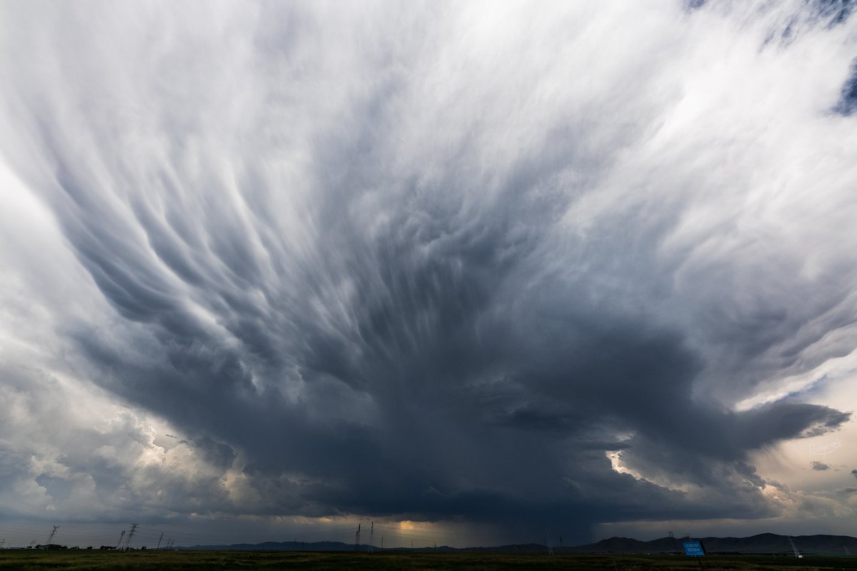 YijingLiu7's tweet photo. This is a developing severe thunderstorm cell with flanking line structure.According to the radar velocity the rotation speed is increasing fastly and it's going to become a standard supercell storm later. https://t.co/oIllPq8ESs